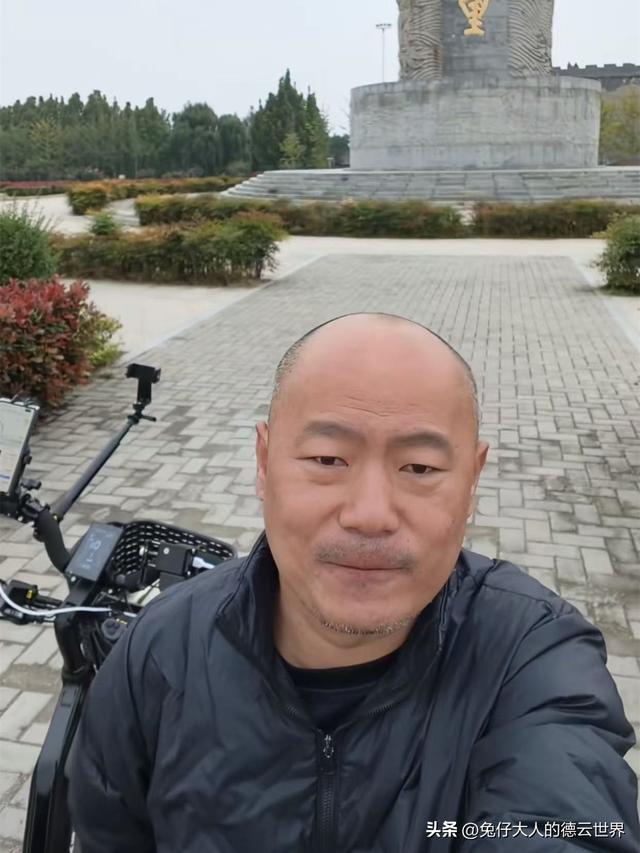 岳云鹏弟弟骑行第三天，上航拍、炖肉，被五姐喊话，快回来收红薯