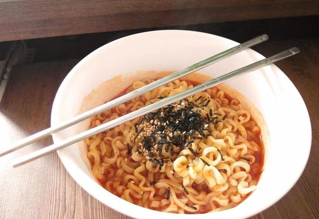 方便面汤为啥那么好喝？内行人无意说漏嘴，指出了3点原因