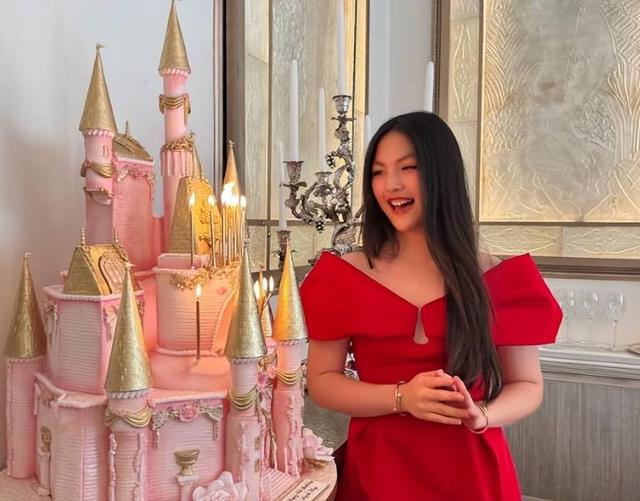 李湘风波再发酵！家境被扒底朝天	，父母身份曝光，原来何炅没说错