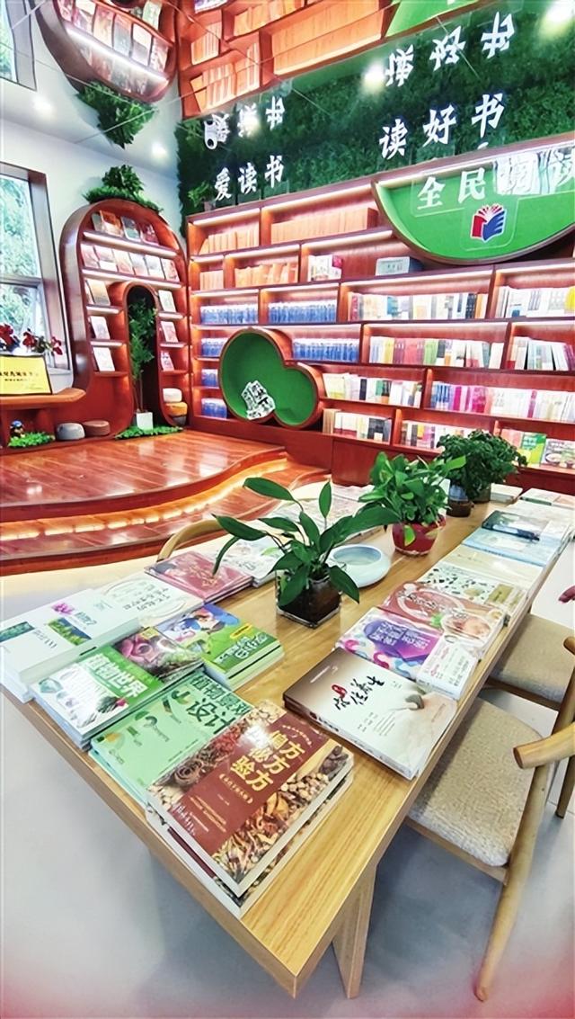 闻花香听鸟语 既轻松又惬意 公园书房 赏景读书两相宜