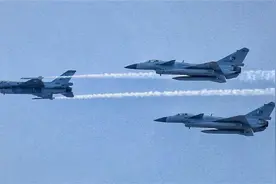 前线传回战报！歼10C“苍蝇盔”罕见露面，飞行员看哪打哪图片