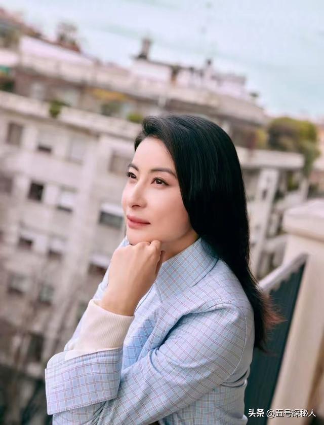 霍震霆没想到，44岁儿媳郭晶晶再次官宣喜讯，让整个阔太圈沉默了