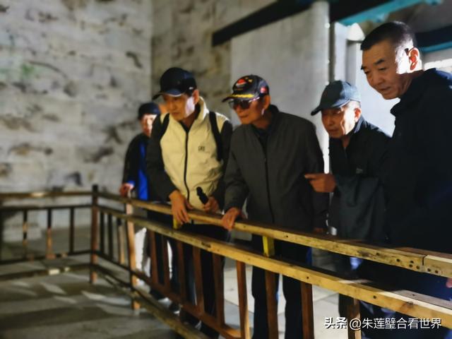 和四位战友参观唐山清东陵