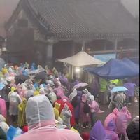 泰山雨夜惊魂：游客挤爆厕所避寒，百元"坐票"成温暖稻草？