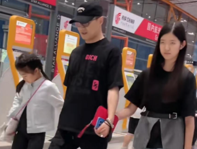 汪峰带4个儿女回国不到48小时，恶心一幕上演，二女儿外貌被吐槽