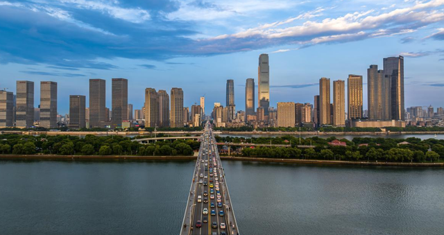 刚从湖南回来，毫不客气说，长沙是省会中，城建最好最霸气的城市
