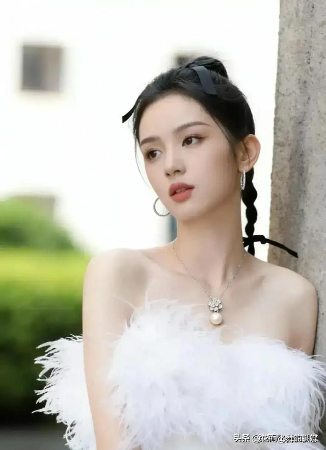 河北邢台一校花好漂亮, 国色天姿,眉眼带笑 美的让人移不开眼