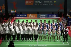 亚羽联现场组织为张志杰默哀，国羽队友催泪一幕：赢球后跪地指天图片