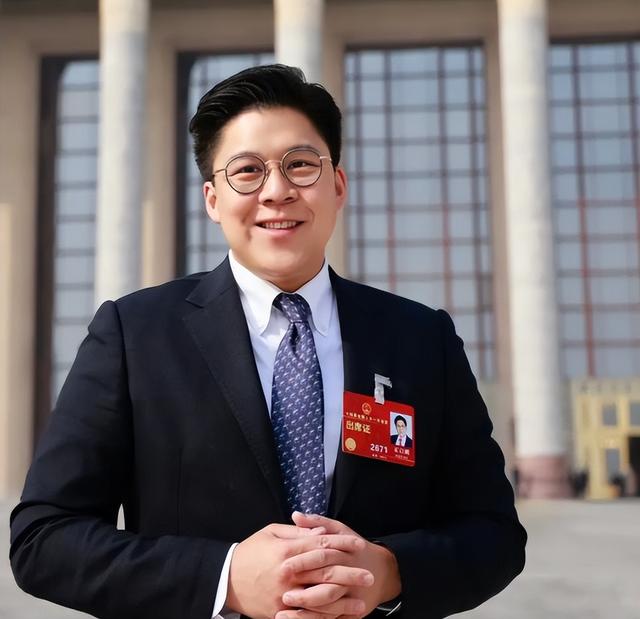 三连升！霍启刚官宣喜讯，新身份给郭晶晶长脸，让李嘉诚不敢吭声