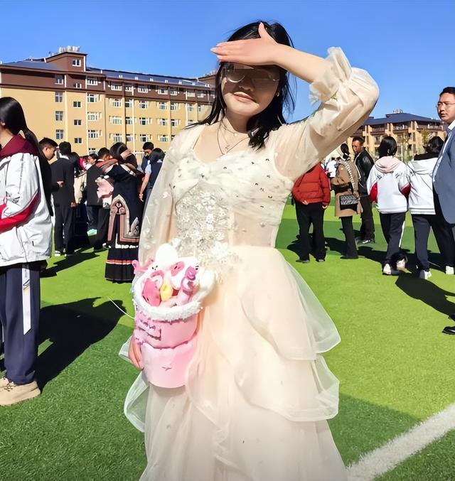四川高考女孩杜彬洋去世！仅18岁，刚被北川医学院录取，弟弟立碑