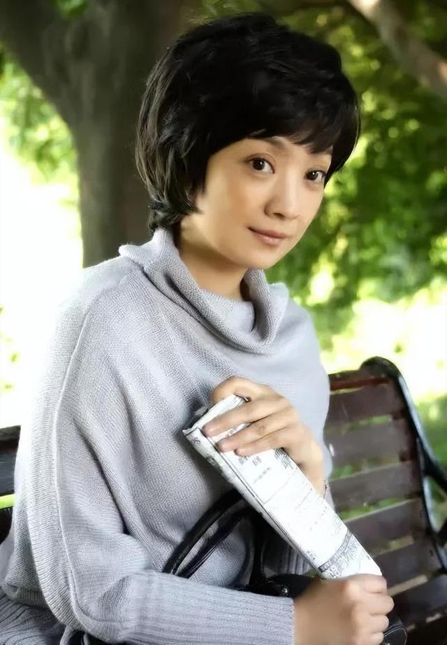 钱再多也没用！55岁张嘉译现状曝光，病情严重到连走路都站不直