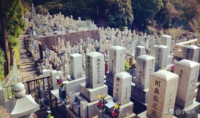 安倍晋三是日本人，但为什么他遇刺后，墓碑上却刻着中国汉字？