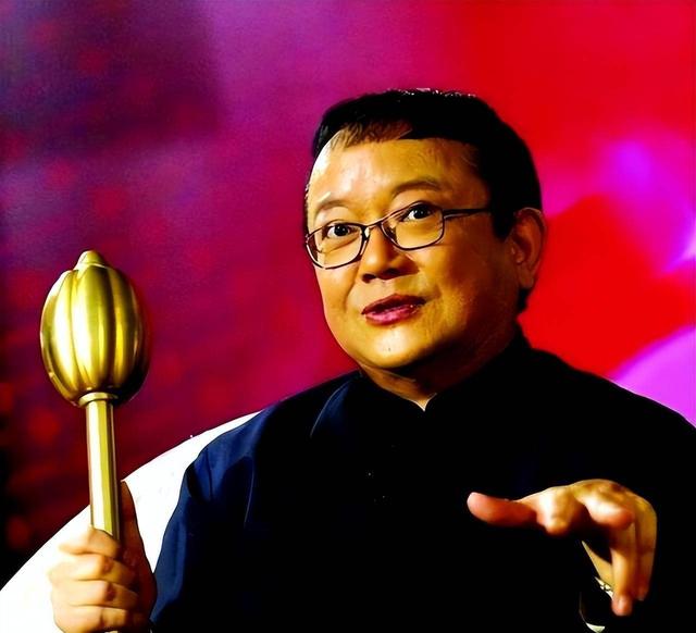 事实证明，被传卖掉上亿豪宅移民美国的王刚，已经走上另一条大道
