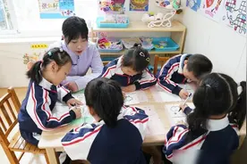 2个孩子，1个上私立幼儿园，1个上公立幼儿园，上学后差距很明显图片