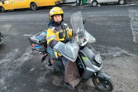 春节我在岗 | 外卖女骑手徐立平：除夕一早就忙，连续8年春节不休息图片