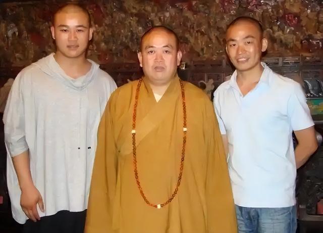 挖出来了！释永信大哥被曝盖会所、打村民,现亲弟被抓后美美隐身
