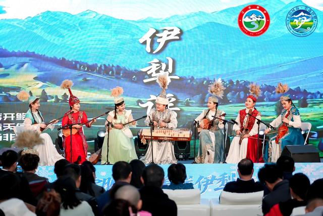 “冰雪胜境 美哉伊犁”2025伊犁冬季文旅推介会走进成都宽窄巷子