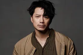 段奕宏：娶演员王谨，结婚12年无儿无女，依旧把妻子宠成宝图片