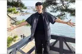 吃大虾锅贴、喝崂山可乐！尼格买提晒出游客照，喊话“青岛你不要太美好”图片