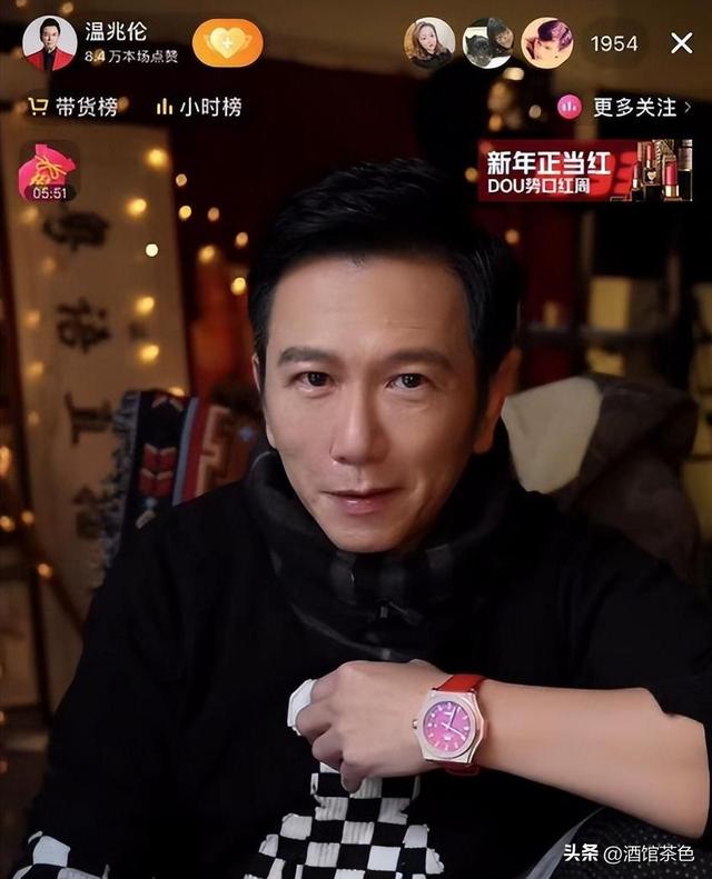 演员温兆伦现状：定居北京，61岁不显老依然帅气，10岁女儿很漂亮