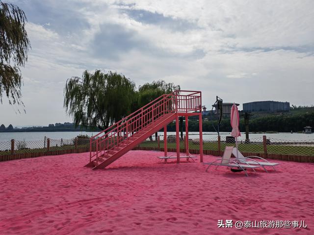 泰安：西南藏着一个粉色沙滩，占地5000平，一个情侣喜爱的打卡地