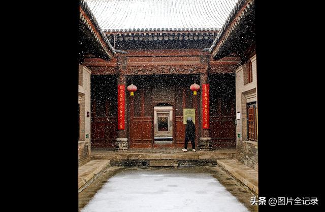 山西襄汾：初雪映丁村 古宅美如画