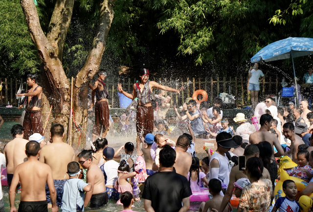 8000人齐聚黄龙溪，泼水大战爽翻夏日！