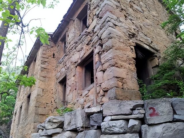 2年前，那个砸神像、睡坟场“八字命硬”的网红，如今怎么样了？