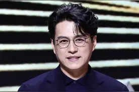 靳东捧得“白玉兰”主角奖，品尝戏剧舞台“温暖的味道”图片