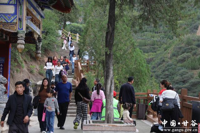 甘谷大像山：国庆假期人气旺 登山赏景意趣浓