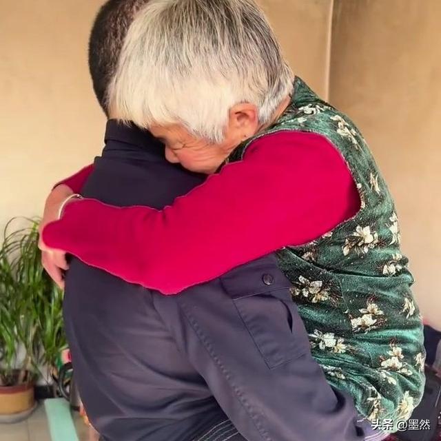 退休后才明白	，不管70岁80岁，拥抱才是最好的“降压药”