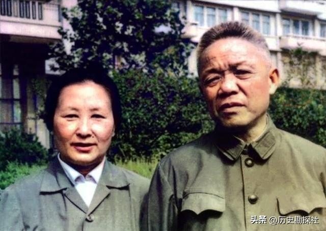 韩先楚夫人有多美？1970年的珍贵留影，她50岁容貌出众天生丽质