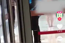 武汉一女子在商场内捂脸裸奔，知情人曝内情，十分有九分不对劲！图片