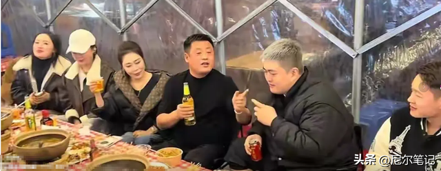 赵本山儿子请客吃砂锅，在暖棚里凑桌显寒酸，宋晓峰喝到鼻脸通红