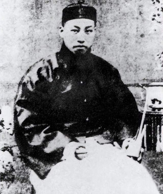 1905年，吴樾在北京火车站刺杀五大臣失败，被揪着头发拖出车厢