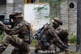 直击现场！武警特战队员多课目训练图片
