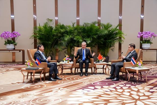 大打出手的泰柬两国，在中国握手言和，王毅对柬埔寨提出一大希望