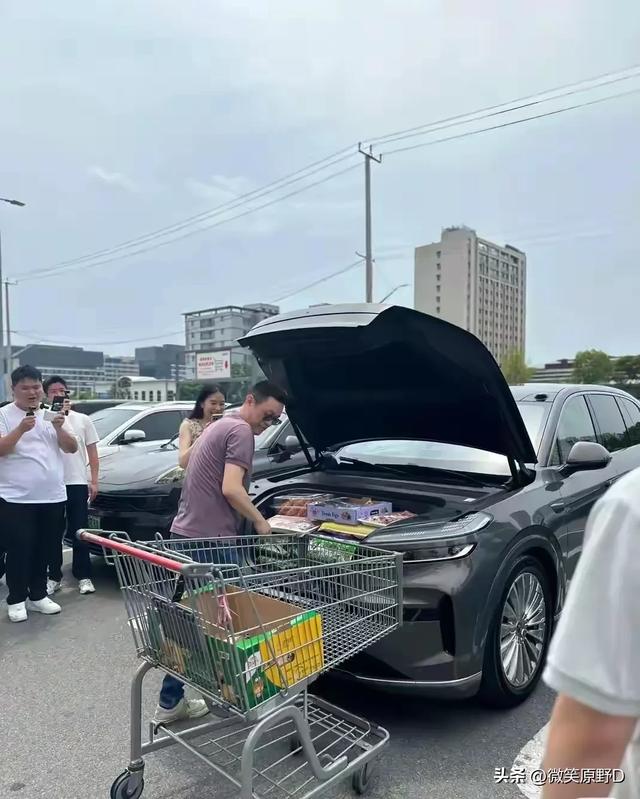 网友超市偶遇李斌夫妇！CEO零架子握手拍照，妻子侧颜美上热搜