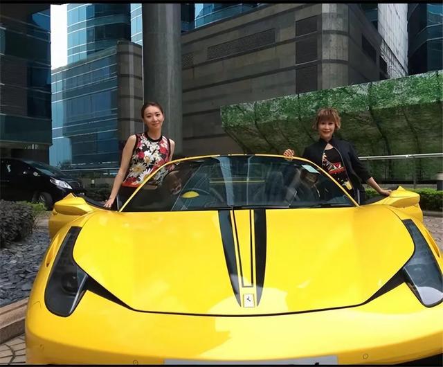 TVB“御用富婆”首次被邀请登台唱歌，气场十足，送女3000万豪车