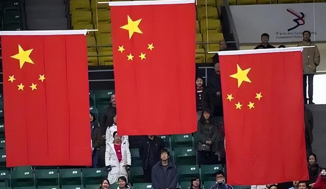 禁止挂中国国旗？我国运动员集体退赛，遭到主办方威胁，后来如何