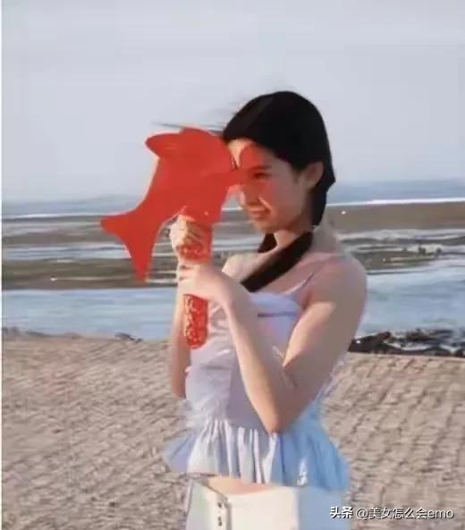 看刘亦菲十七八岁海边照：肚子肉肉太真实，无滤镜的青春感太戳人