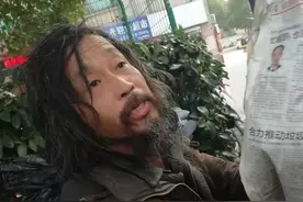 “流浪大师”沈巍被曝重回街头翻找垃圾桶，本人回应：不是喜欢流浪，是不愿意看到浪费现象发生图片