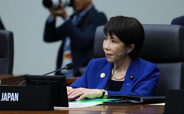 拖了38天，高市早苗对中国统一方式，首次作出回应！中方：没资格