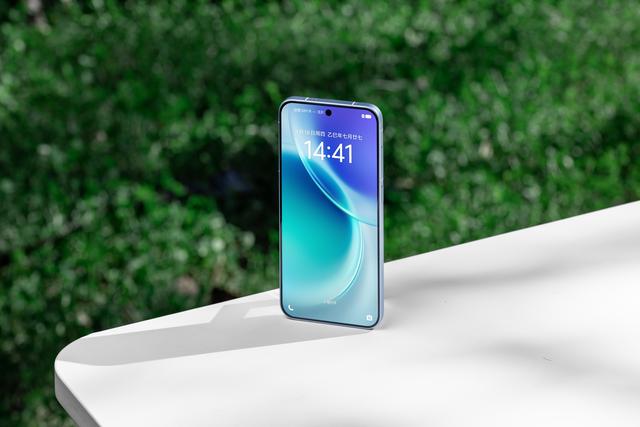 一抹自在蓝 温润如丝绒 vivo X300真机图赏