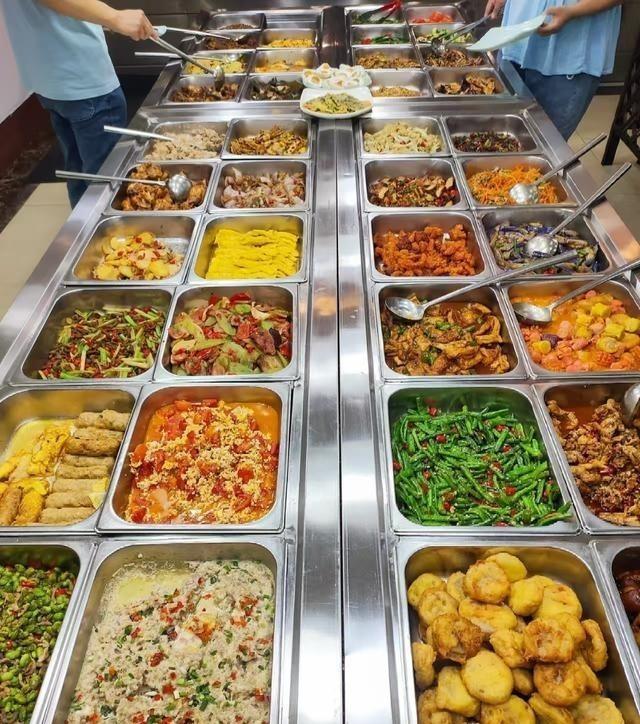 北京下了死命令	，2027年底前，所有中小学必须告别“校外配餐”