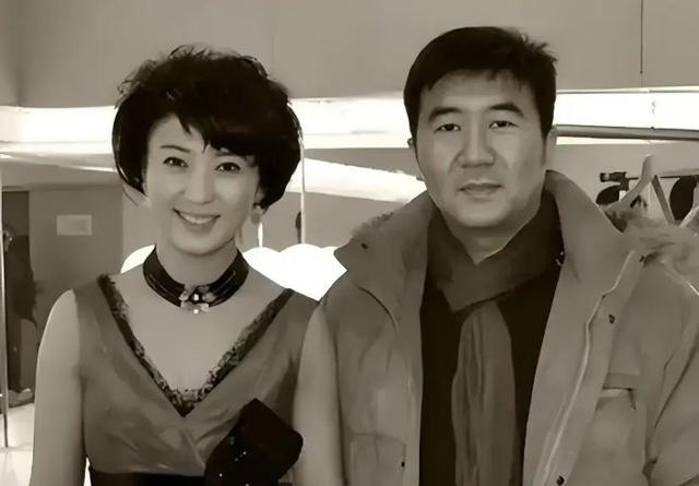 风向变了？央媒公开点名闫学晶，文案信息量大	，32岁儿子也被连累