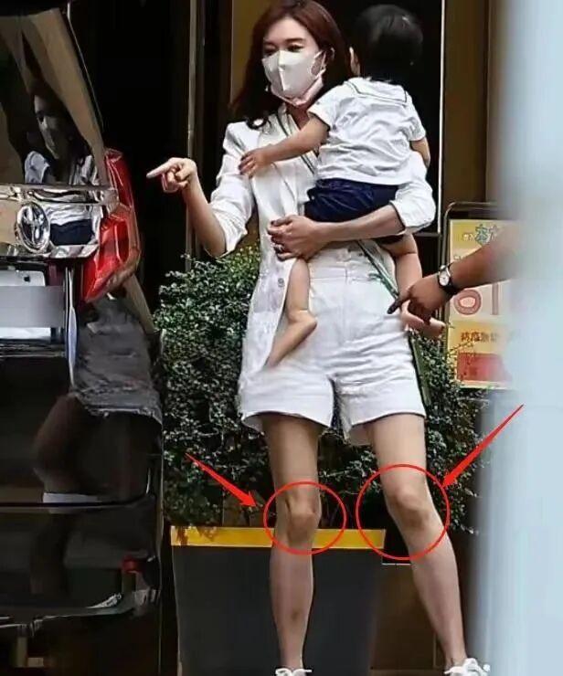 用力过猛！51岁林志玲打扮日系现身上海，女神还是“装嫩”？