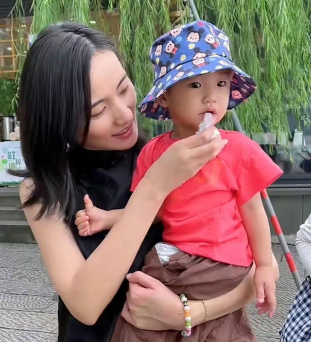 李亚鹏官宣离婚！欠4.5亿债租房三年，和好友阿那亚聚会满脸笑意
