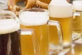 一瓶啤酒就尿急？揭秘酒量与上厕所频率的奥秘！图片