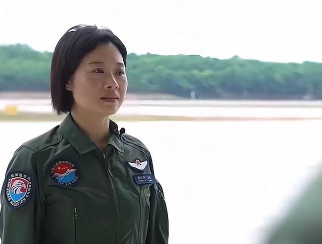 阅兵女机长身份曝光，私生活被揭露，付出牺牲，丈夫身份引关注。